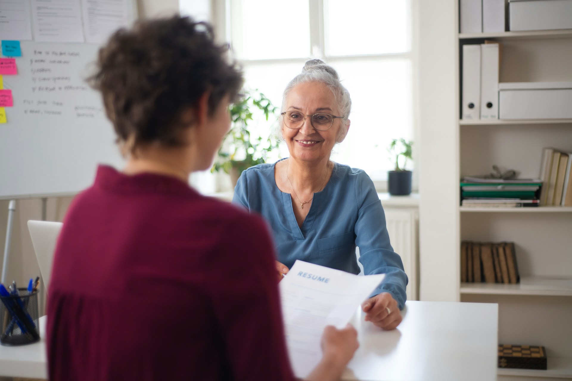 Trouver un emploi quand on est senior : stratégies et outils efficaces à adopter